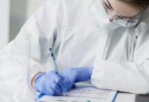 Более 1,7 тысяч медработников получили выплаты из ГФСС в связи с заражением COVID-19 и пневмонией выплаты