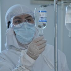 Свыше 12,8 тыс. медиков заразились коронавирусом в Казахстане за время пандемии врач
