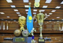 Аким Шымкента наградил чемпионов футбол
