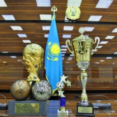 Аким Шымкента наградил чемпионов футбол