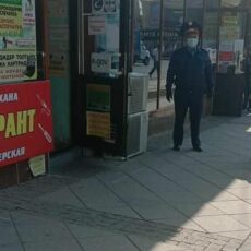 В Шымкенте на торговцев сотками возле «Гаранта» составили 35 протоколов