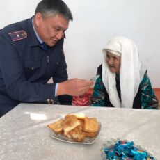 100-летняя жительница Жетысая получила новые документы полиция