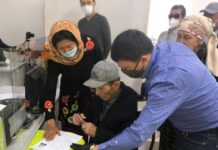 Полицейские Сарыагаша помогли инвалиду оформить документы ЦОН