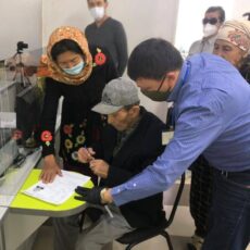 Полицейские Сарыагаша помогли инвалиду оформить документы ЦОН