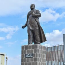 Памятники Абаю и Аль-Фараби установили в Туркестане