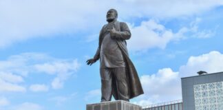 Памятники Абаю и Аль-Фараби установили в Туркестане