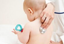 Консультант Call-центра скорой помощи спасла ребенку жизнь в Туркестанской области врач слушает ребенка стетоскопом