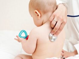 врач слушает ребенка стетоскопом
