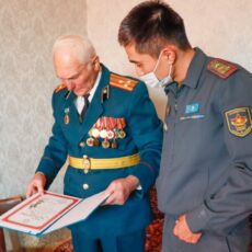 Военнослужащие Департамента по делам обороны Шымкента навестили ветеранов ветеран