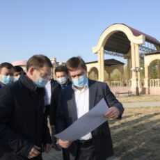 Аким Шымкента побывал в жилых массивах Аль-Фарабийского района Мурат Айтеноа, Габит Мауленкулов