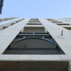 Фасады домов в Туркестане облицуют белым мрамором и светлым травертином стройка жилье