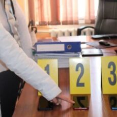 Украденный телефон вернули девушке полицейские в Туркестанской области кража телефона