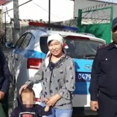 Полицейские Туркестанской области вернули родителям пропавшего 3-летнего малыша потерялся мальчик