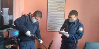 Полицейские Туркестанской области изъяли незаконно хранящиеся оружие оружие
