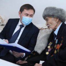 Аким Шымкента поздравил ветерана войны со 100-летним юбилеем 100-летие