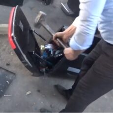 В Шымкенте игровые автоматы разбили кувалдами игровой автомат