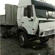 Большегруз стал причиной внушительного затора на Бозарыке грузовик