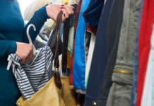 В Шымкенте задержали укравших одежду на рынке кража