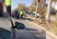 В Туркестане полицейские помогли водителю отбуксировать сломавшуюся машину полицейские помогли водителю