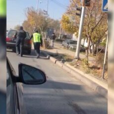 В Туркестане полицейские помогли водителю отбуксировать сломавшуюся машину полицейские помогли водителю