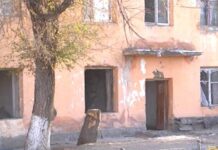 В Кентау жители аварийного дома требуют обещанного жилья