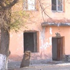 В Кентау жители аварийного дома требуют обещанного жилья