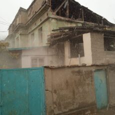 В Шымкенте из-за осадков обвалилась крыша старой двухэтажки