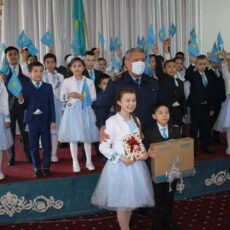 Полицейские Туркестанской области поздравили с праздником детей-сирот из детской деревни дети