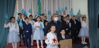 Полицейские Туркестанской области поздравили с праздником детей-сирот из детской деревни дети