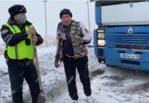 Полицейские помогли 12 водителям, застрявшим в дороге в Туркестанской области снежные заносы