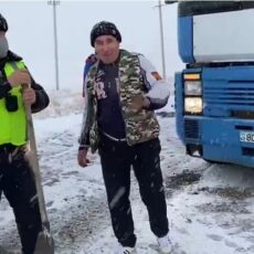 Полицейские помогли 12 водителям, застрявшим в дороге в Туркестанской области снежные заносы