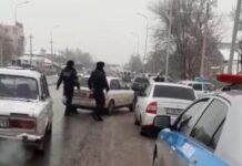 Полицейские Туркестанской области помогли водителю, застрявшему на дороге пробка