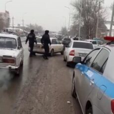 Полицейские Туркестанской области помогли водителю, застрявшему на дороге пробка