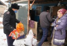 Келесские полицейские поздравили 21 многодетную семью с Новым годом полиция