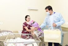 Шынгыс Мукан пришел в роддом с цветами, чтобы поздравить мам роддом