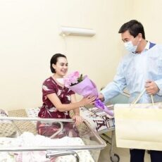 Шынгыс Мукан пришел в роддом с цветами, чтобы поздравить мам роддом
