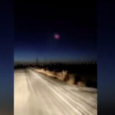 В небе над Китаем появилось красное круглое облако: видео луна