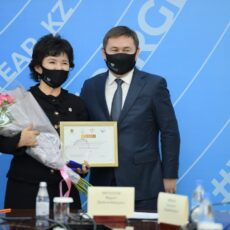 Аким Шымкента наградил самых активных волонтеров
