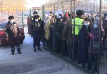 В Шымкенте сотни людей столпились за «бесплатными» коврами В Шымкенте сотни людей столпились за "бесплатными" коврами