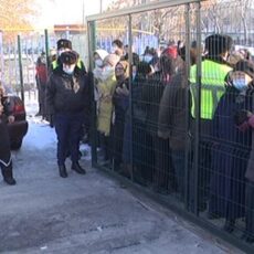 В Шымкенте сотни людей столпились за «бесплатными» коврами В Шымкенте сотни людей столпились за "бесплатными" коврами
