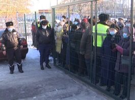 В Шымкенте сотни людей столпились за "бесплатными" коврами