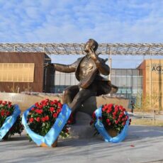 В Туркестане открыли памятник Шамши Калдаякову памятник в Туркестане