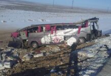 Пассажирский автобус ехавший из Шымкента в Нур-Султан, опрокинулся на трассе ДТП, автобус