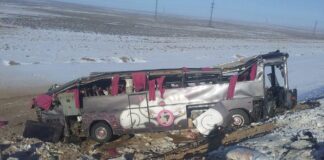 Пассажирский автобус ехавший из Шымкента в Нур-Султан, опрокинулся на трассе ДТП, автобус