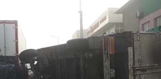 В Шымкенте опрокинулась фура с прицепом ДТП