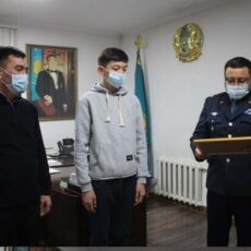Десятиклассника наградили в полиции Туркестанской области школьник нашел девочку
