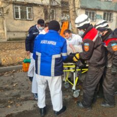 В Шымкенте на крышу магазина упал мужчина с третьего этажа ЧС
