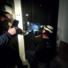 Шымкентские спасатели помогли ребенку, который остался дома взаперти чс
