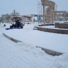 Коммунальные службы очищают дороги Шымкента от снега уборка снега