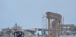 Коммунальные службы очищают дороги Шымкента от снега уборка снега
